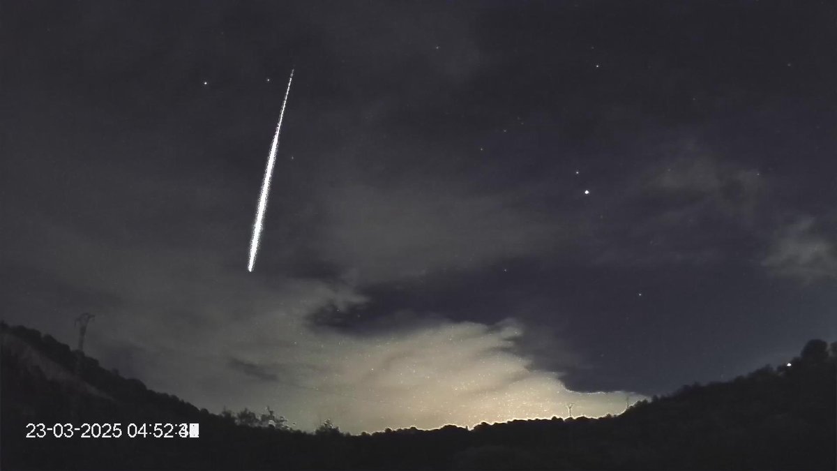 curso888's tweet photo. Precioso bólido la madrugada de este sábado dirección Noreste desde estación #SWEMN Olocau (Valencia) 230325 04:52:35 Local

@jmmadiedo @iaa_csic #meteor #fireball https://t.co/onnpwBzY1g