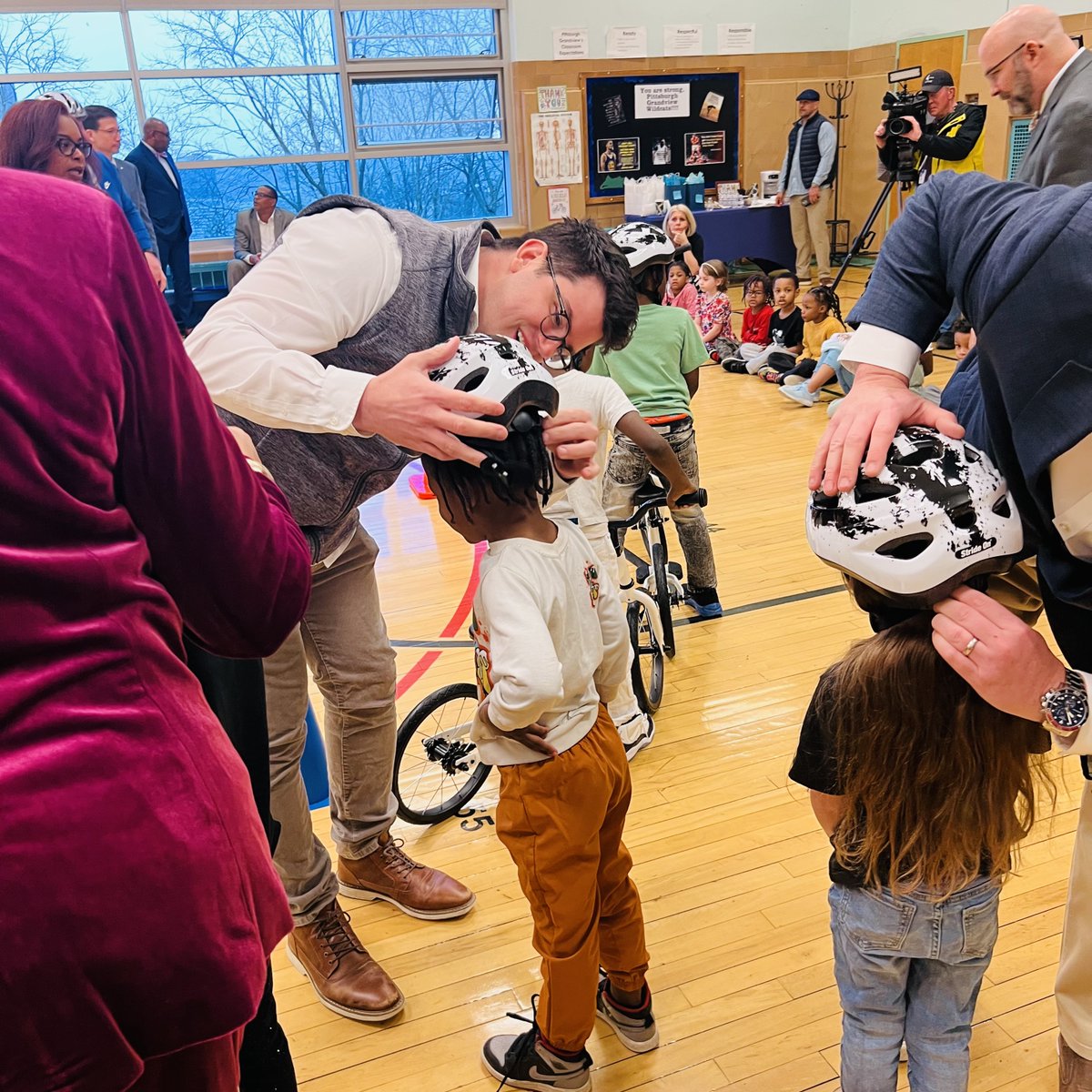 PGHDistrict3's tweet image. What better way to spend a Thursday than with @PPSnews Grandview Elementary students! Thank you to the HDR Foundation for their generous donation of 24 bikes. @AllKidsBike can now implement their awesome Learn-To-Ride program. CM Charland can't wait to ride with them, one day!