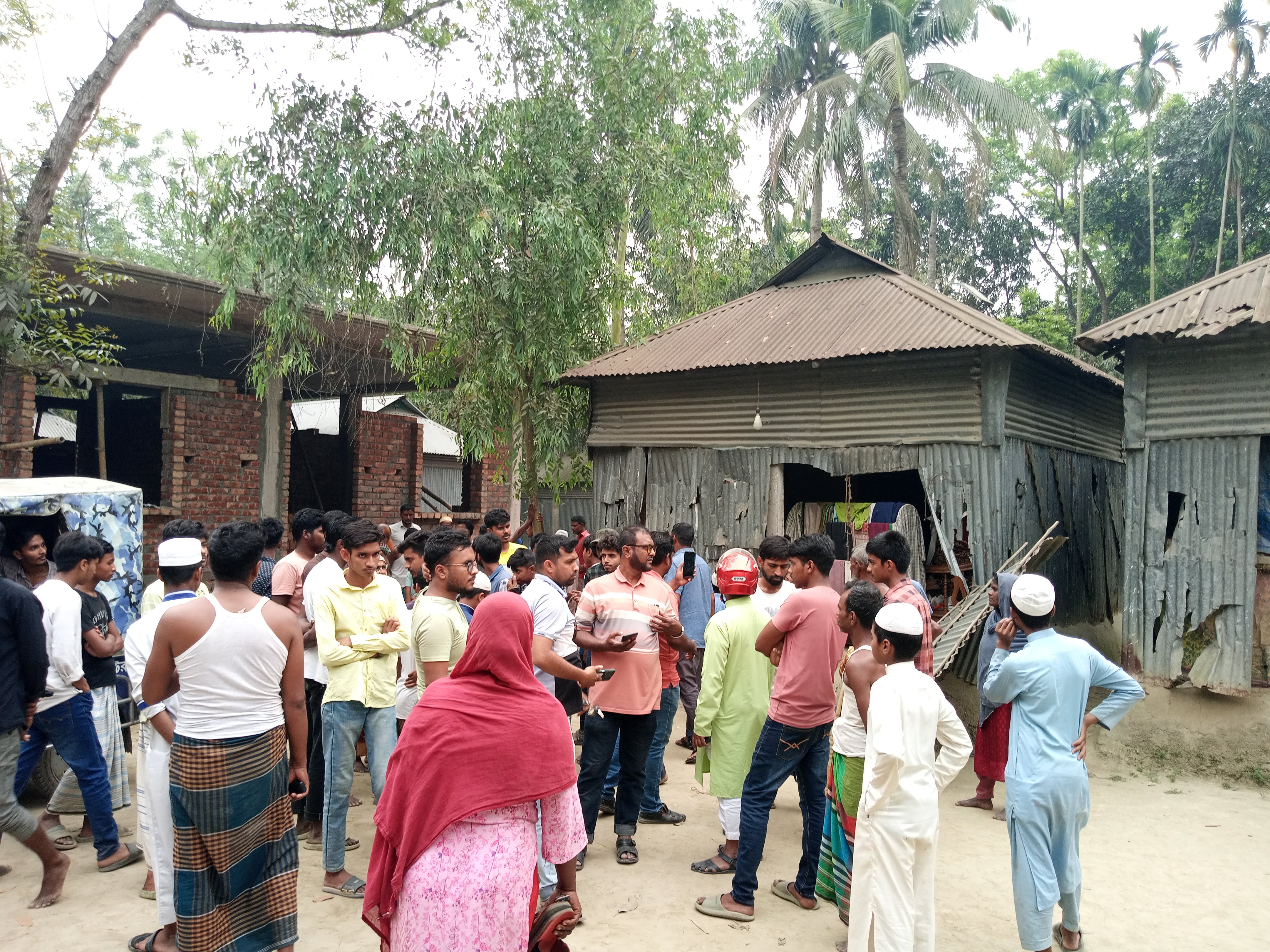 জলাশয় দখল নিয়ে দুই গ্রুপে দফায় দফায় সংঘর্ষ