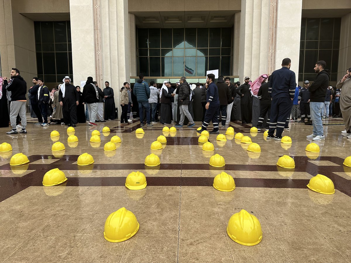 🙏 شكرا لوكيل وزارة الكهرباء والماء … على حسن استماعه وتأجيل قرار تغير نظام العمل.
🙏الشكر موصول لتجمع العاملين.
ولكل من عبر عن رأيه ولكل من تفاعل من المغردين.
🙏شكرا لكم.

#عاملي_وزاره_الكهربا 
#وزارة_الكهرباء_والماء
#المغردين_الكرام