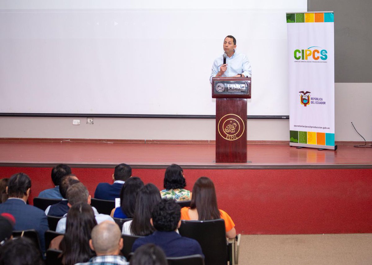 Produccion_Ecu's tweet photo. 📍 Esta mañana, en la @espol, el ministro @czaldumbide participó en la Presentación del Comité de Producción y Comercialización Sostenible, acciones y diálogo con la cadena de cacao para la implementación del Reglamento de la Unión Europea🇪🇺 contra la Deforestación (EUDR) https://t.co/FGcq89KPnk