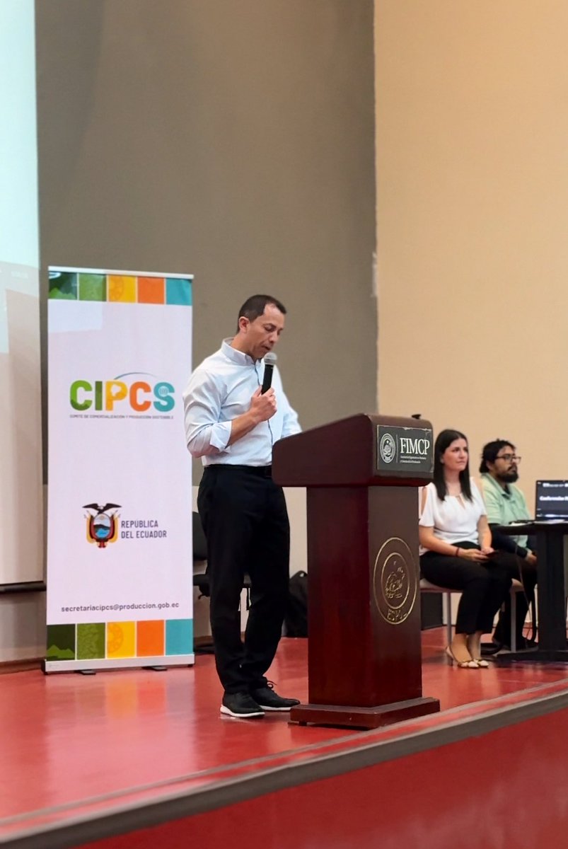 Produccion_Ecu's tweet photo. 📍 Esta mañana, en la @espol, el ministro @czaldumbide participó en la Presentación del Comité de Producción y Comercialización Sostenible, acciones y diálogo con la cadena de cacao para la implementación del Reglamento de la Unión Europea🇪🇺 contra la Deforestación (EUDR) https://t.co/FGcq89KPnk