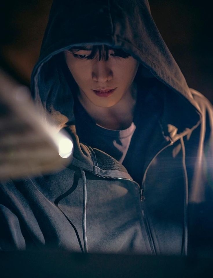후드 쓴 서강준 짤 개쩐다고 왜 이야길 안해줌....? 드라마 그리드 스틸컷이란다Translate post