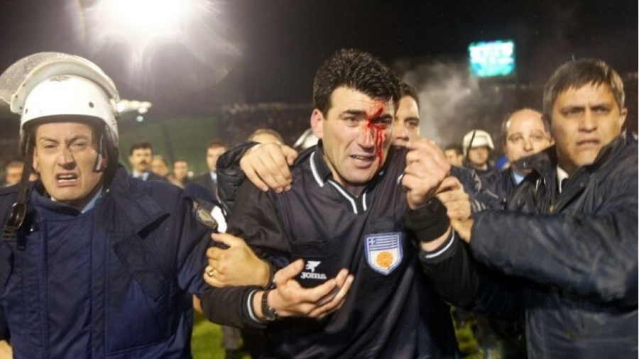 RedEmperor77's tweet photo. Για πρώτη φορά ένα διαφορετικό αφιέρωμα στο περιβόητο ντέρμπι του Ευθυμιάδη που έγινε σαν σήμερα πριν απο 23 χρόνια. Όλα τα σφυρίγματα εναντίων του Ολυμπιακού τα οποία απέκρυψαν όλα τα ΜΜΕ, δείχνοντας μόνο τις φάσεις για τις οποίες φωνάζει ο Παναθηναϊκός #OlympiacosFC https://t.co/gF9S17jiHY