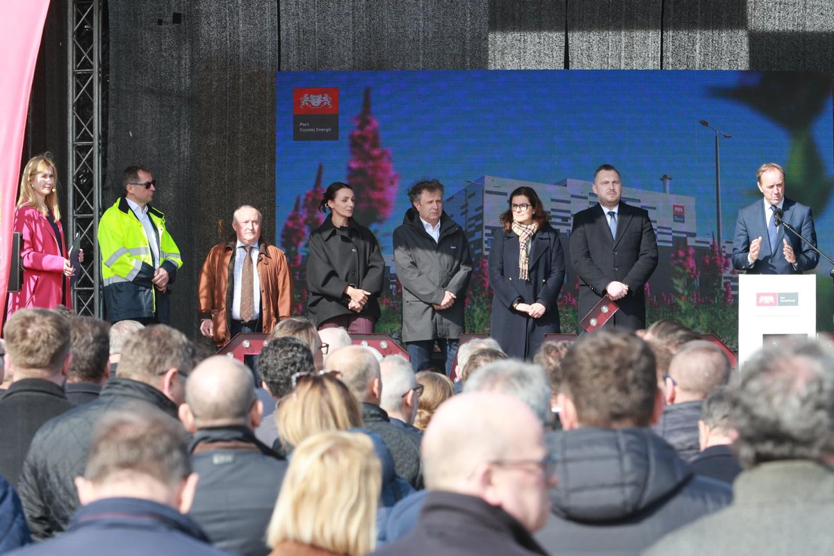 MFIPR_GOV_PL's tweet image. 2⃣7⃣1⃣ mln zł - tyle wynosi dofinansowanie z #POIŚ 2014-2020 budowy nowoczesnego zakładu termicznego przekształcania odpadów w #Gdańsk.
✅ W uroczystości uruchomienia inwestycji, której całkowita wartość to 812 mln zł, uczestniczyli wiceministrowie @KarnowskiSopot i