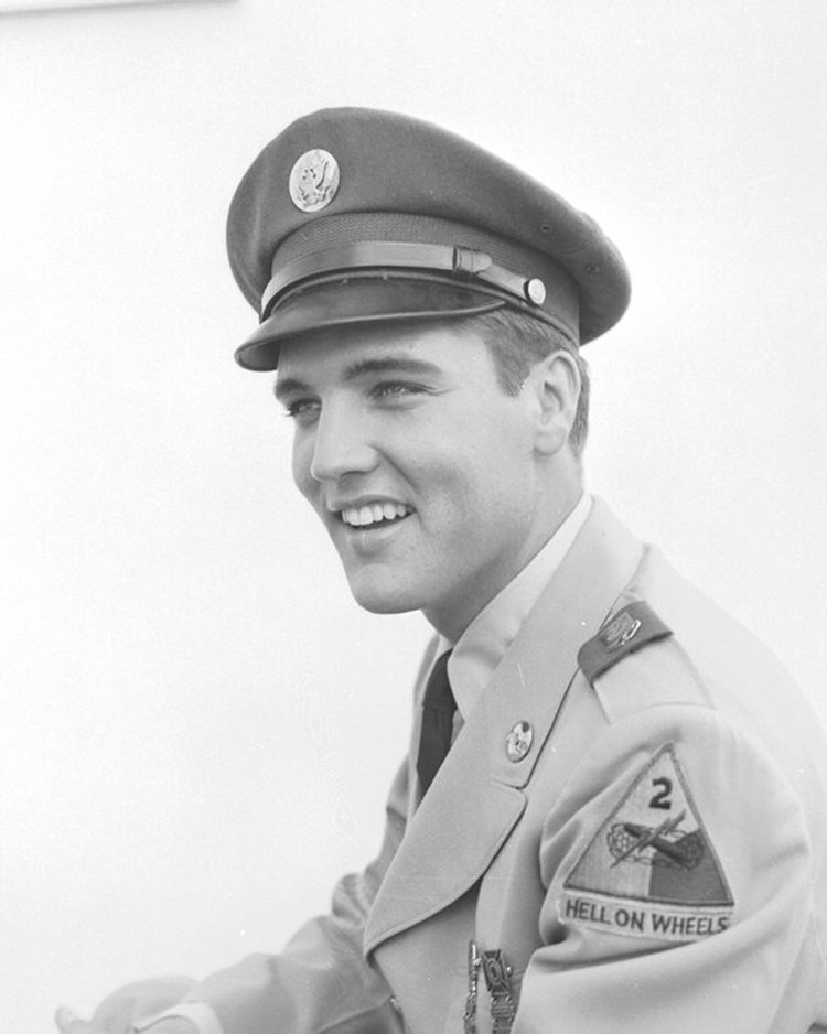ElvisPresley's tweet photo. Elvis was inducted into the Army on this day in 1958, arriving at the Memphis Draft Board at 6:35am alongside a dozen other recruits.
#ElvisPresley #Icon #ArmyInduction #DraftDay #MilitaryStart #HistoricMorning #ServiceBegin https://t.co/tm8u5PWKMz