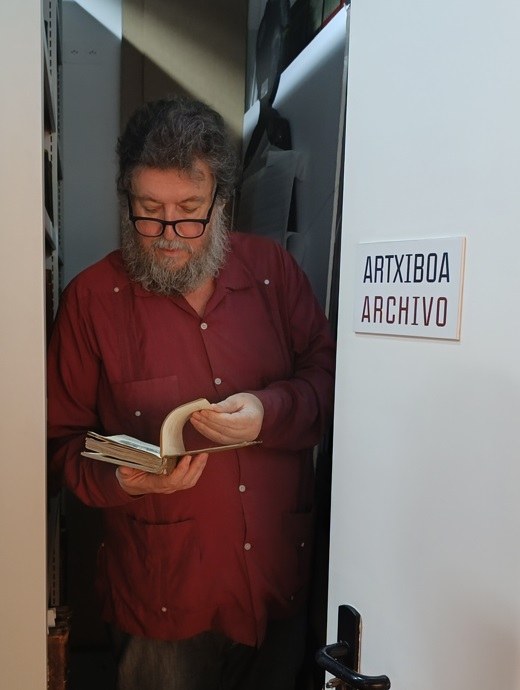 'D de Deuda' es el título elegido por el artista Pedro G. Romero para la exposición temporal en <a href="/ZMuseoa/">Zumalakarregi Museoa</a>. A través del archivo del museo rescata a colectivos marginados o escondidos. 

🔴A las 21 en <a href="/radio3_rne/">Radio 3</a> hablamos con Pedro G. Romero y Mikel Alberdi, responsable del archivo
