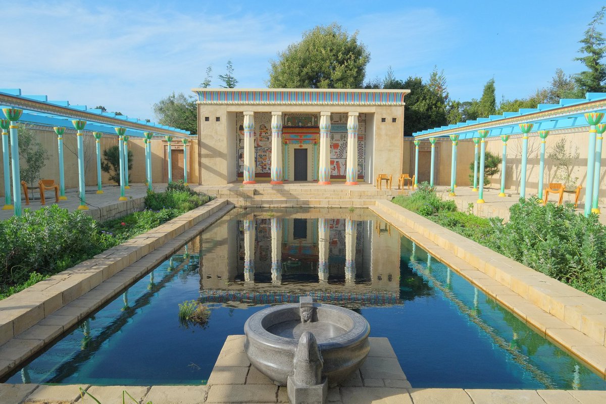 A recreated Middle Kingdom temple in the Ancient Egyptian Garden located at Hamilton Gardens in New Zealand. 🤩

📷Pseudopanax
