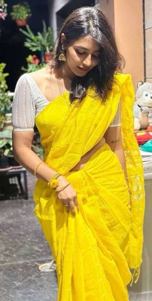 तेरी आँखों में बस जाएँ हम,
तेरी बाहों में सिमट जाएँ हम!
तेरे बिना अधूरे हैं ये लम्हे,
तेरे साथ में ही बहक जाएँ हम!
तेरी हँसी सुकून लगे,
तेरी बातें जादू लगे!
तेरी बाहों में जो मिल जाए प्यार,
तो ये दुनिया भी छोटी लगे....!!