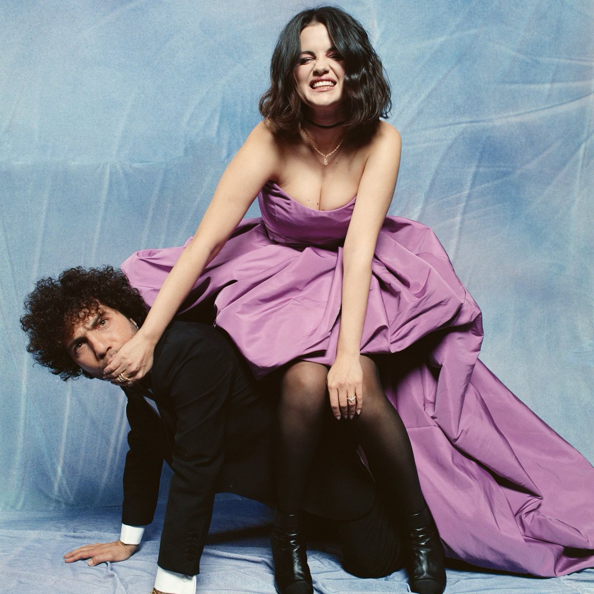 selenagomez's tweet image. I guess one more doesn't hurt? Because we know you like this one….Talk is available for digital download on my store now 🖤@itsbennyblanco
selenagomez.lnk.to/StoreDigitalDo…