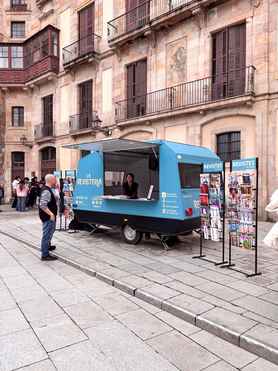 revistesAPPEC's tweet photo. 📚 Quin gran dia a Barcelona! Dissabte vam fer parada a Ciutat Vella amb revistes, bona companyia i molta cultura en català! Gràcies a tots els que vau passar a fullejar i endur-vos les vostres lectures preferides. Ens veiem ben aviat! ✨ #larevisteria #revistesappec https://t.co/GIDZe0zlal