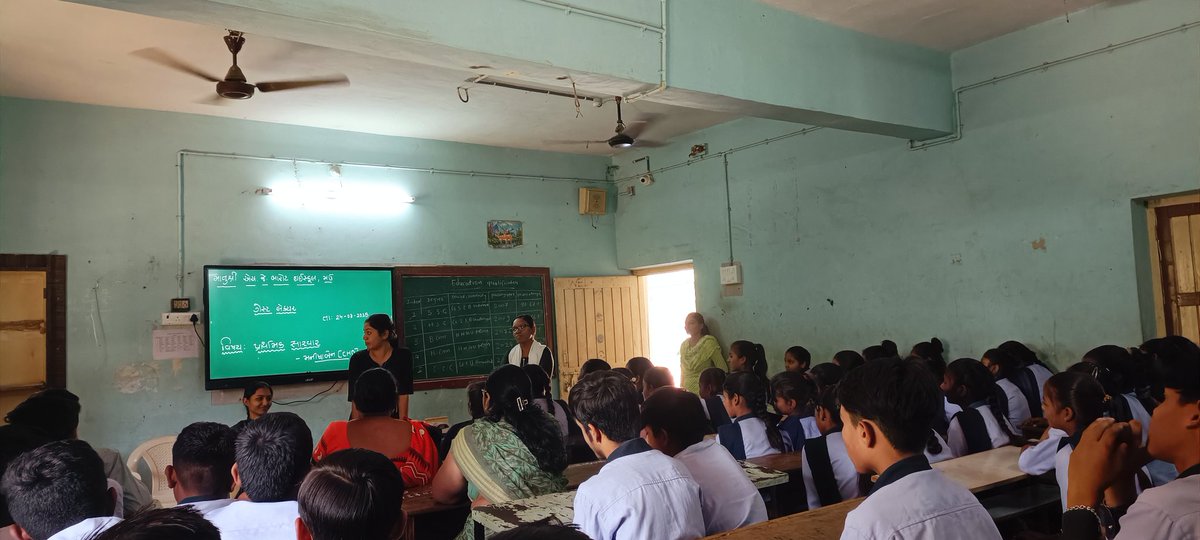 Manisha71811007's tweet photo. આજ રોજ મઉ ગામની હાઈસ્કૂલ ખાતે એડોલેસેન્ટ હેલ્થ ડે નું આયોજન કરવામાં આવ્યું  જેમાં  વિધાર્થીઓ ને પ્રાથમિક સારવાર  અને શારીરિક સ્વચ્છતા અંગે માહિતી આપવામાં આવી @CollectorArvali @DdoArvalli  @jhparmar74
@IecArvalli @OfficerIec @GujHFWDep
@ThoBhiloda https://t.co/JXqU8pxIv5