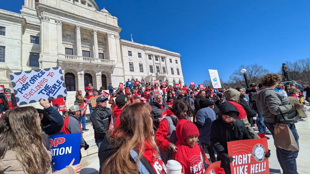 UNI Global Union (@uniglobalunion) on Twitter photo 🇺🇸 📬Solidarity with <a href="/NALC_National/">Letter Carriers</a>, <a href="/APWUnational/">The American Postal Workers Union - APWU</a> and thousands of U.S. postal workers who rallied across the country at the weekend to stamp out Trump's privatization plans 🦾
#FightLikeHell
uniglobalunion.org/news/u-s-posta… 🇺🇸 📬Solidarity with <a href="/NALC_National/">Letter Carriers</a>, <a href="/APWUnational/">The American Postal Workers Union - APWU</a> and thousands of U.S. postal workers who rallied across the country at the weekend to stamp out Trump's privatization plans 🦾
#FightLikeHell
uniglobalunion.org/news/u-s-posta…