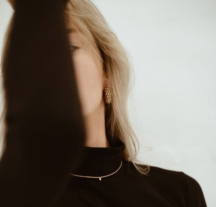 Элла держит улыбку как и прежде, тихо вздыхает, глядя в окно. Она ведь давно не девочка подросток. Богиня должна вести себя адекватно, разумно. А лучше погрузиться в работу, которой и так куча. Элла переводит взгляд на свой рабочий стол и проводит рукой по растрепанным волосам.