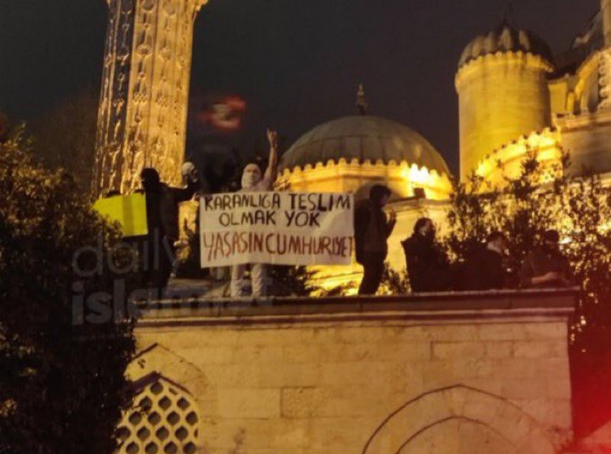 halil_konakci's tweet photo. Bu hırsızlık ve soygun hakkında paylaşım yapmayı pek düşünmüyordum  ama iyice haddi aşıp camilerimize karşı ahlaksızlığa başladılar. Müslüman bir ülkede bu bir hak arayışı olamaz, bu özgürlük anlayışı olamaz.

Bu alçak ve rezil İslam düşmanlarından bazıları Şehzadebaşı Cami duvarına bevlediyor bazıları cami duvarında içki içiyor bazıları ise caminin kubbesine çıkmış pankart açıp tepinip slogan atıyor.

Bazılarıda şanlı polisimize taşlarla, sopalarla, baltalarla saldırıp asit fırlatıyor. 

Umuyorum bu alçak İslam düşmanlarından  yaptıkları bu rezil hareketlerinin hesabı  en ağır şekilde sorulacaktır.

Sayın İstanbul Valimiz bugün Şehzadebaşı Camii’ni bizzat ziyaret edip gerekli talimatlarını verdiler. Ben biliyorum ki vatan evladı şanlı polisimiz, bu Vandalları bu ahlaksız İslam düşmanlarını bu geceden itibaren camimize yaklaştırmayacaklardır.

Ama Saraçhanede Ramazan ayında içki içen veledlere tavsiyem; Saraçhane havuzunda şehadet abdesti alıp ölüme koşan Müslüman vatan evlatlarını kendileriyle karıştırmasınlar ve sabrını daha fazla zorlamasınlar. Çünkü bizler İslam ve vatan söz konusu olduğu zaman sizler gibi bankamatiğe değil tankların önlerine koşanlarız.