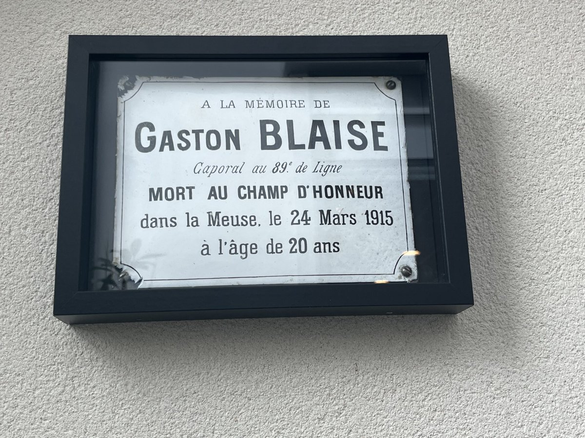 SF_DG92's tweet photo. Samedi dernier 22 mars, nous avons remis à la maire de Garches une plaque funéraire d’un jeune mort au champ d’honneur en 1915. Trouvée sur Internet, elle restaurée, encadrée et désormais dans la médiathèque de la ville. Rue où travaillait Gaston Blaise. https://t.co/A8jk4slZsc