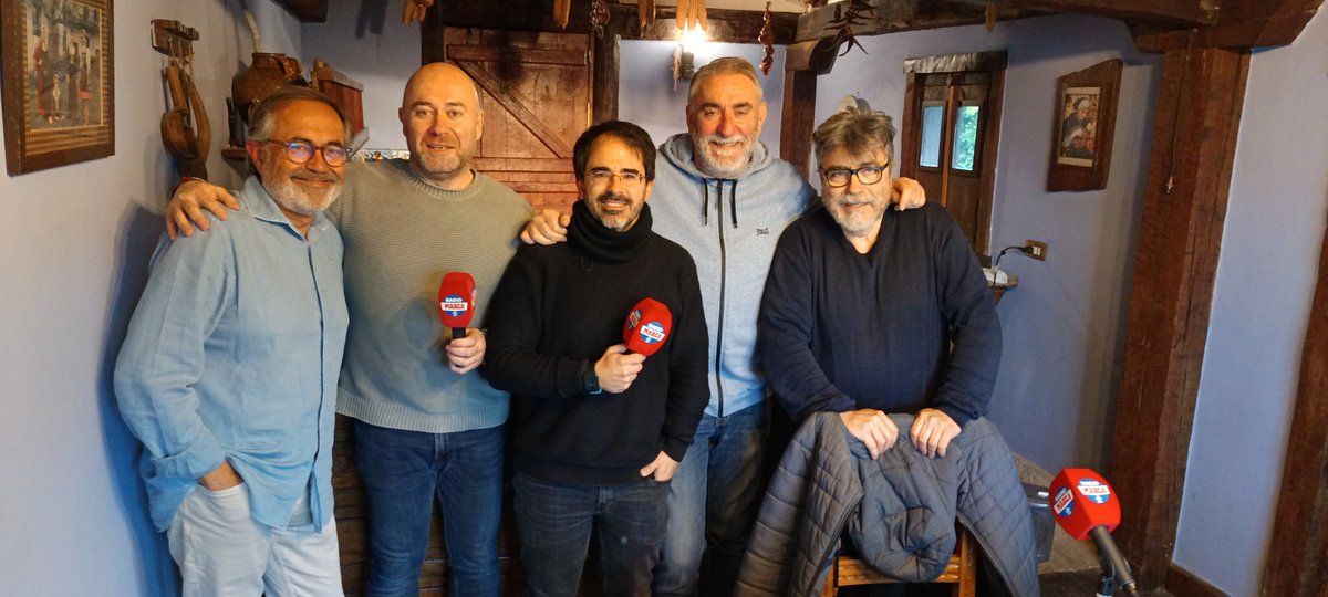 🥰 Hoy hemos disfrutado de la charla de #LaTribunaDelAthletic con <a href="/rafabeato/">Rafa Beato</a> <a href="/inakimarkel/">Iñaki Benito</a> <a href="/Jacor73/">Javi</a> #ImanolReino en el imprescindible <a href="/Andra_Mari_Rest/">Restaurante Andra Mari 🍴</a> ⭐☀️☀️, con su espectacular comida después. Cada día #DirectoMARCABilbao en <a href="/RMARCABilbao/">R. MARCA Bilbao</a> aunque 🌧️

🔊 go.ivoox.com/rf/143657983