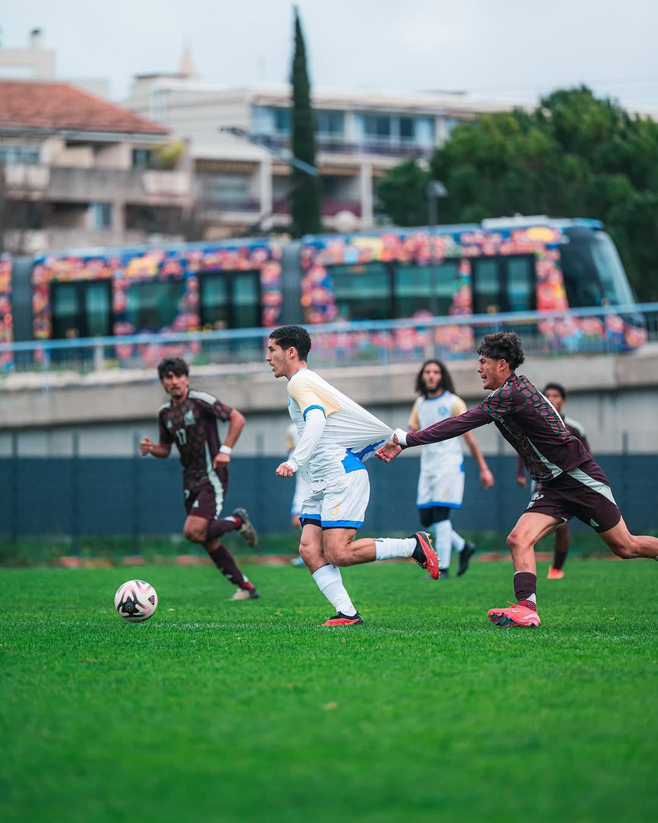 treize013's tweet photo. Une belle reconnaissance venue de l’international. 

Présente en France pour une série de rencontres amicales, la Sélection nationale U18 du Mexique a récemment affronté la @BDRSelection. Un match engagé, riche en intensité, qui n’a pas laissé indifférent le sélectionneur mexicain Álex Diego 🇲🇽. 

Interrogé par La Provence 🗞️, il a tenu à saluer le niveau de l’opposition proposée par notre Sélection. 

« Le match face à la Sélection des Bouches-du-Rhône m’a beaucoup plu. Nous sommes venus en France pour découvrir un autre style de football, et je n’ai pas été surpris. L’opposition était intéressante. Quand on vient en Europe, on sait qu’on va affronter des joueurs très rapides, physiques et puissants. C’est exactement ce qu’il s’est passé face à cette Sélection. Je suis vraiment satisfait de ce que j’ai vu, face à des adversaires de qualité. » 🎙️

Des mots forts qui confirment le travail accompli et mettent en valeur le potentiel de nos talents locaux, capables de briller face à des sélections internationales.