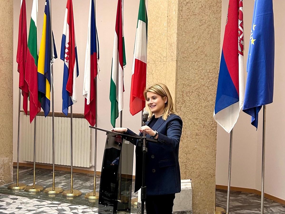 📍Trieste. Ottimo confronto con Franco Dal Mas Segretario Generale di <a href="/CEI_Secretariat/">CEI</a>. 
Abbiamo discusso del contributo 🇮🇹 al rafforzamento dell'organizzazione, cooperazione regionale, processo di integrazione 🇪🇺dei Balcani occidentali, diplomazia giuridica.
 <a href="/ItalyMFA/">Farnesina 🇮🇹</a>