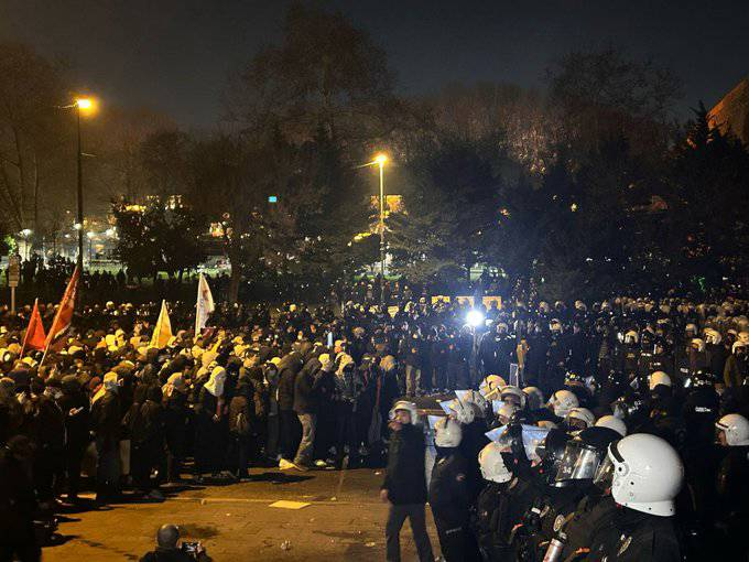 ATTENZIONE: La sicurezza dei giornalisti è in pericolo!
Ragazzi! In #Turchia ci troviamo alla repressione più dura dal tentato golpe del 2016. Decine di giornalisti arrestati. La Turchia arresta i giornalisti che seguivano le proteste contro l'arresto di <a href="/ekrem_imamoglu/">Ekrem İmamoğlu</a>. 
È