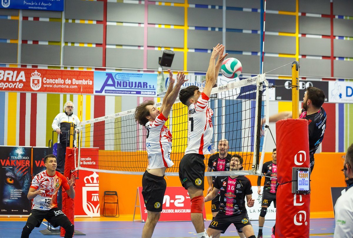Bisbarraenxogo's tweet photo. O @voleydumbria impúxose no Conco ao @sportingcvSoria por 3-1 con sets de 18-25, 25-21, 25-21 e 25-20 na penúltima xornada da 𝗦𝘂𝗽𝗲𝗿𝗹𝗶𝗴𝗮 𝟮. 

 #voleidumbria #dumbria #acosta #galicia #soria #voleibol #sm2 #superliga2 #rfevb #deporte #deportedacosta #deportegalego https://t.co/ucBHdpUoSq