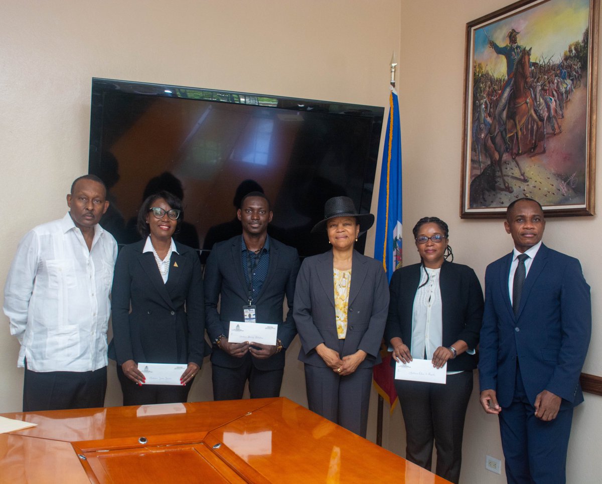 mpceht's tweet image. La Ministre de la Planification et de la Coopération Externe (MPCE), Madame Ketleen Florestal, a procédé ce lundi 24 mars 2025 à la promotion et à l’installation de trois cadres du MPCE dont deux femmes. Il s’agit de: 👇🏾facebook.com/share/p/1Aco11…