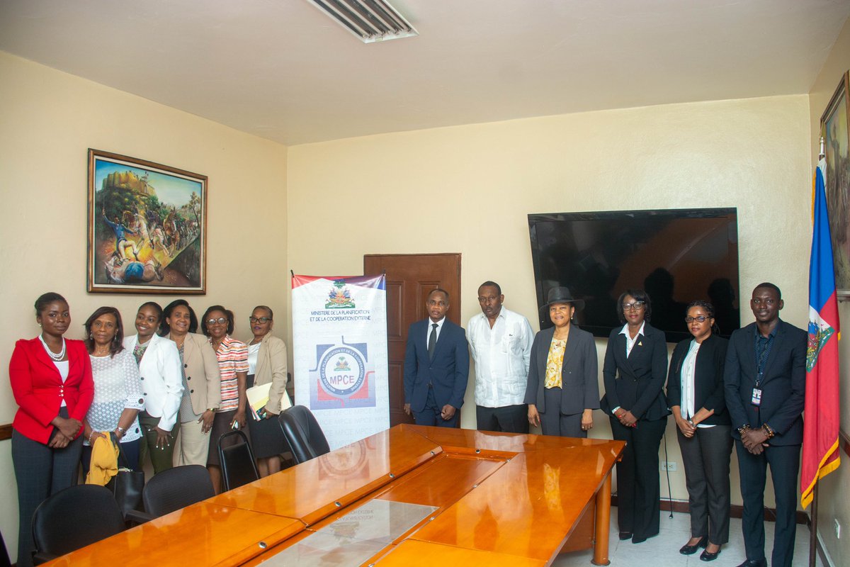 mpceht's tweet image. La Ministre de la Planification et de la Coopération Externe (MPCE), Madame Ketleen Florestal, a procédé ce lundi 24 mars 2025 à la promotion et à l’installation de trois cadres du MPCE dont deux femmes. Il s’agit de: 👇🏾facebook.com/share/p/1Aco11…