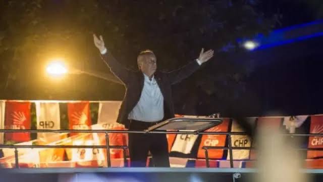 darkwebhaber's tweet photo. Muharrem İnce, CHP otobüsü üzerinde Ankara Kızılay Meydanı'nda konuştu:

"Hiçbir şey beklemeden, tamamen insani, çağdaş, Atatürkçü, yurtsever duygularımla yardımcı olacağım. Karış karış ülkeyi gezeceğim!" https://t.co/wEifqoHOki