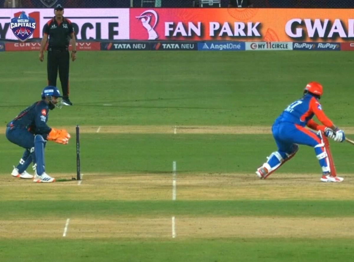 1no_aalsi_'s tweet image. Itne time me Dhoni stumping karke ghar jata Strawberry uga ke bech ke wapas chala aata 😂