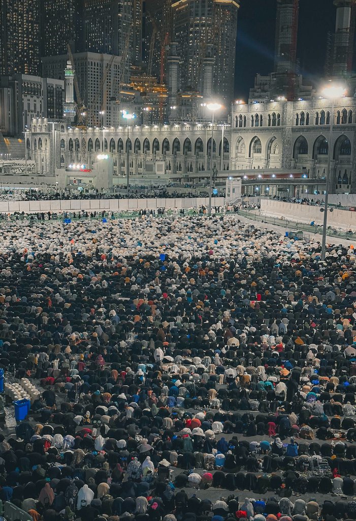 "ما بال شهر الصَّومِ يمضي مُسرعًا
 و شهور بَاقي العام  كَم  تتمهلُ؟"