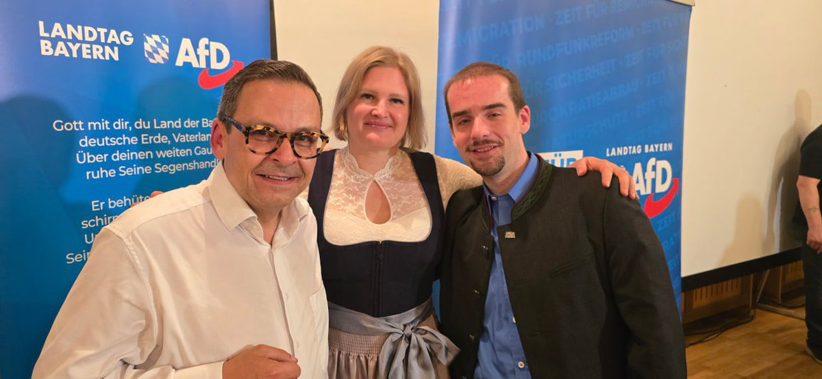 Markus_Walbrunn's tweet photo. Am Samstag, dem 22. März, war die #AfD-Fraktion im Bayerischen Landtag in #Oberbayern unterwegs – dieses Mal in #Wambach, Landkreis #Erding.
#MartinHuber, #KatrinEbnerSteiner und #GeraldGrosz brachten die zum Bersten gefüllte Halle zum Kochen. Auch der Bildungsauftrag kam nicht zu kurz: Als Stellv. Parlamentarischer Geschäftsführer stellte ich die Arbeit der Fraktion vor.