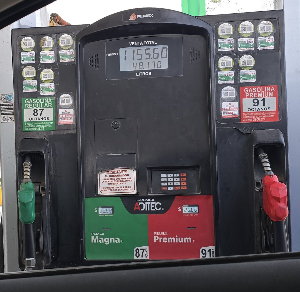 anselry's tweet photo. @Profeco Bajaron solo la Magna a $23.99, y solo si pagas con tarjeta puedes pagar 'menos' de $24 por litro. https://t.co/My9Ly9UMFA