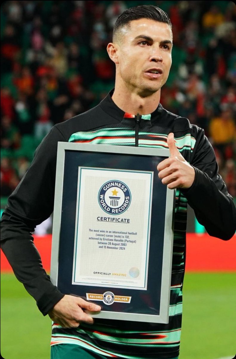 Cristiano Ronaldo has just received the Guinness World Record award for the most international wins in history with 132.

#Ronaldo #GuinnessWorldRecord #football