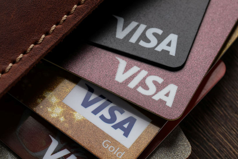 💳 Visa : 
la rente silencieuse derrière vos paiements
Elle ne prête pas. Elle ne fabrique pas les cartes.

Elle se contente de prendre sa part… sur 13 200 milliards $ de transactions.

Résultat : +17 %/an de croissance du BPA sur la dernière décennie.

Voici pourquoi cette