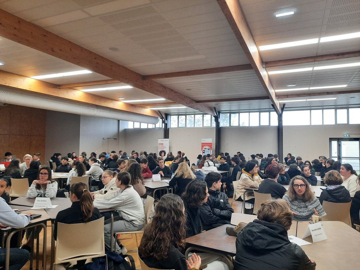 LpoFrancoise's tweet photo. Forum des métiers 2025 pour nos élèves de secondeGT. 
Un grand merci aux personnes venues présenter leurs métiers. https://t.co/dNzPLmKOnH