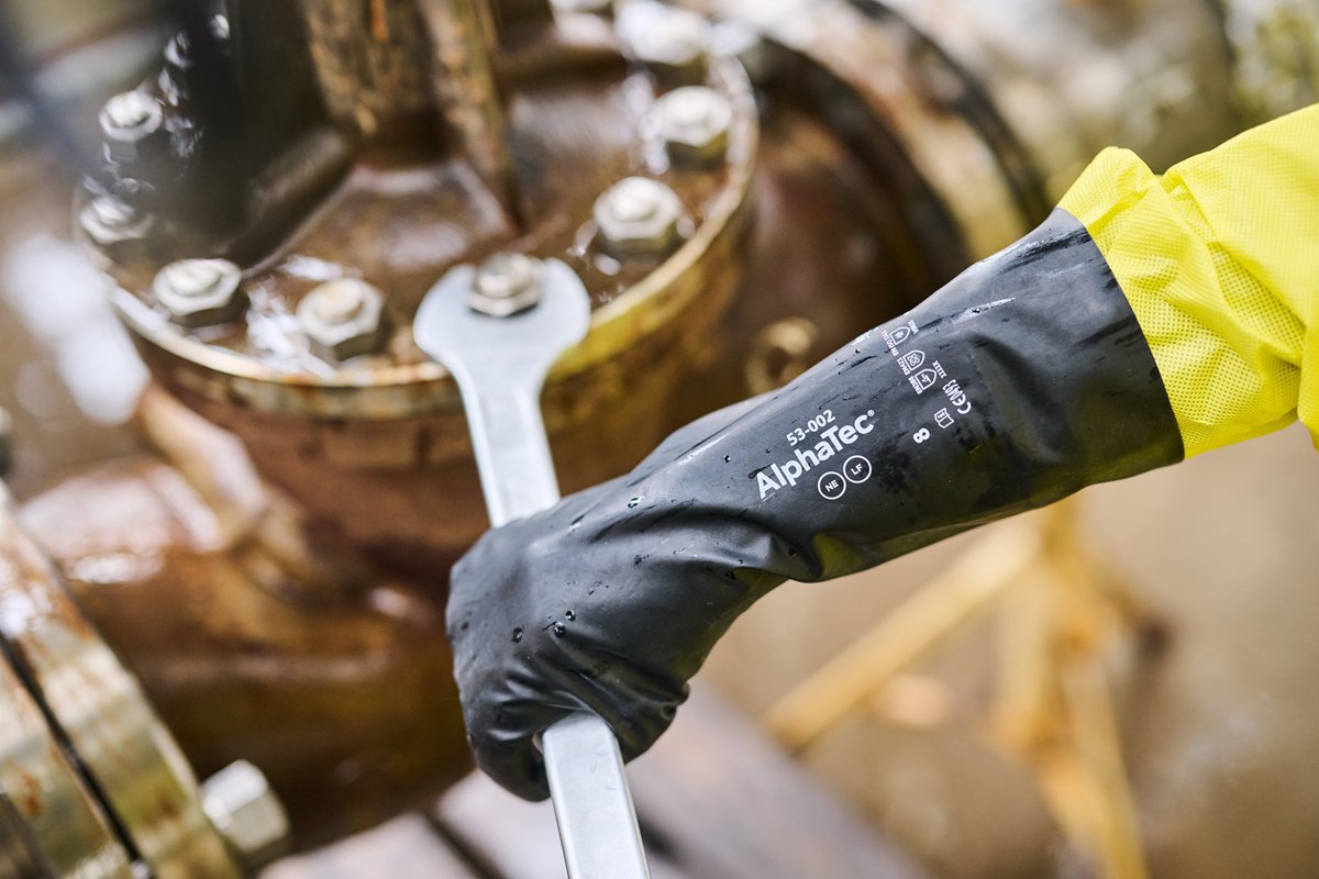 BlueThunderTech's tweet photo. 🧤 The Ansell AlphaTec® 53-002 – a chemical-resistant glove that offers superior safety &amp; durability. Recognized as the "Best New Product of 2024," it’s a must-have for the toughest jobs.

Contact us to request a quote: https://t.co/GR2Uxvssb9 

#IndustrialSafety #Ansell #PPE https://t.co/AfdFD47LEA