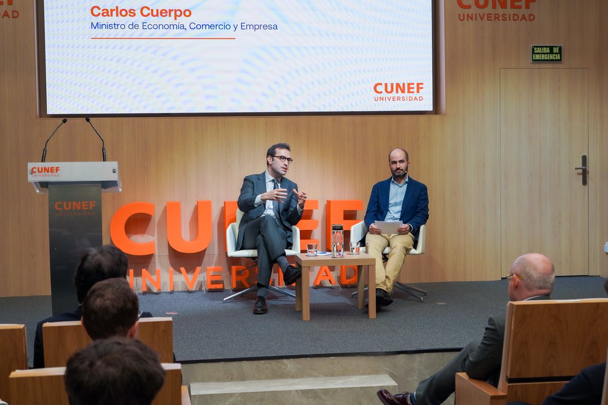 El ministro de Economía, Comercio y Empresa, <a href="/carlos_cuerpo/">Carlos Cuerpo</a>, mantuvo un encuentro con más de 120 estudiantes de Macroeconomía de CUNEF Universidad. 

Durante la sesión, titulada “Compartiendo la situación económica española”, se abordaron temas como el crecimiento económico, la