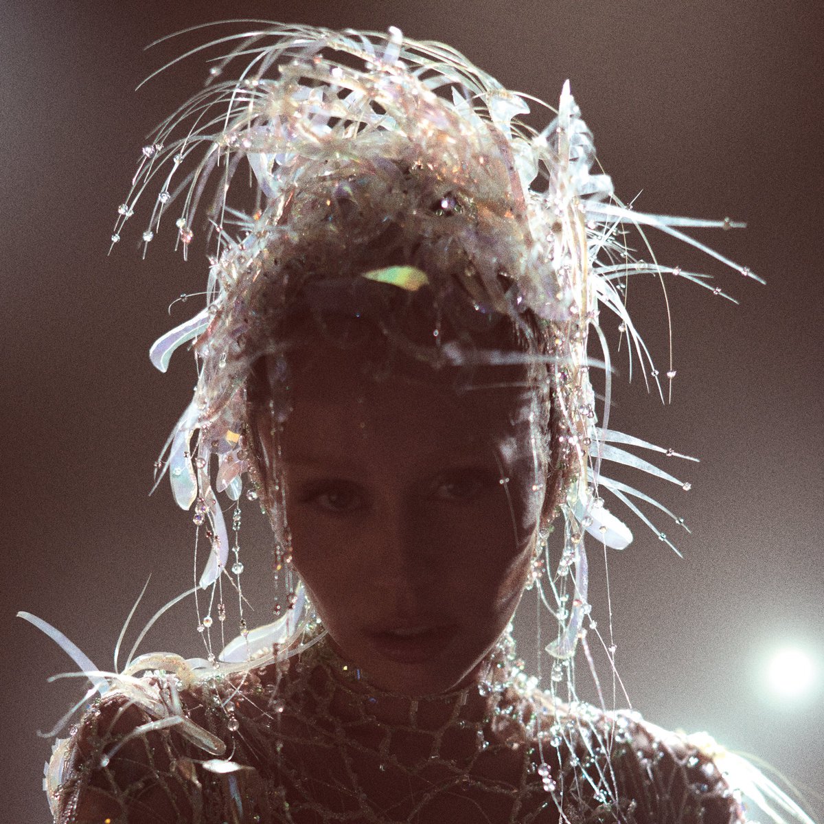 Miley Cyrus. Something Beautiful. 30 de Maio.