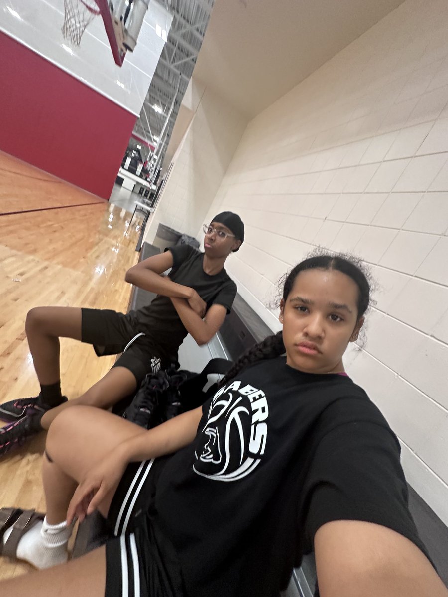 MNDiamondElite1's tweet image. Happy Birthday Nia Moore! Enjoy your day and shine Bright like a diamond.
#WeOverMe
#Diamond4Ever