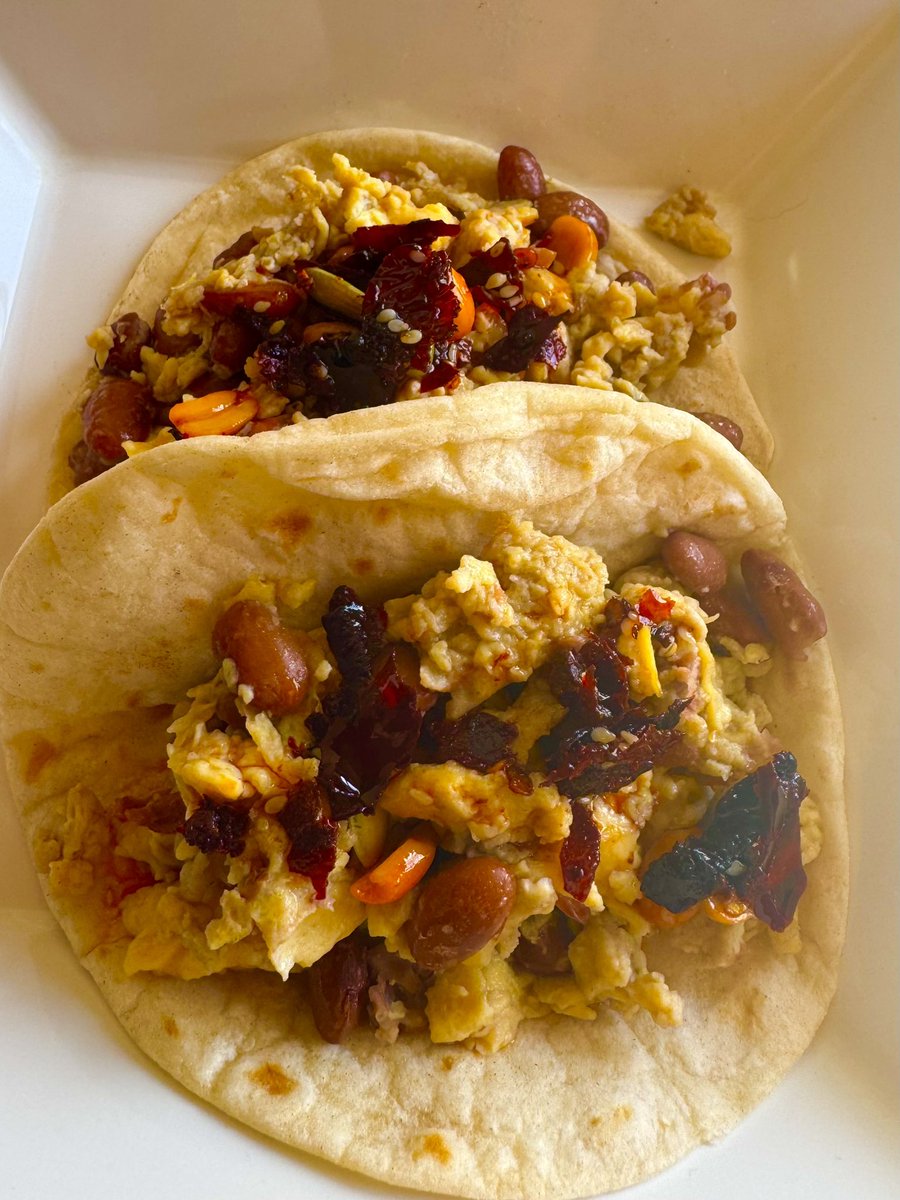burritoconcoca's tweet photo. Ya escuchando #PoderosoNews con un desayunito leve, unos taquitos de huevo con frijol y salsa macha en harina. #PoderosoPelangocho https://t.co/XqqQt9UHTD