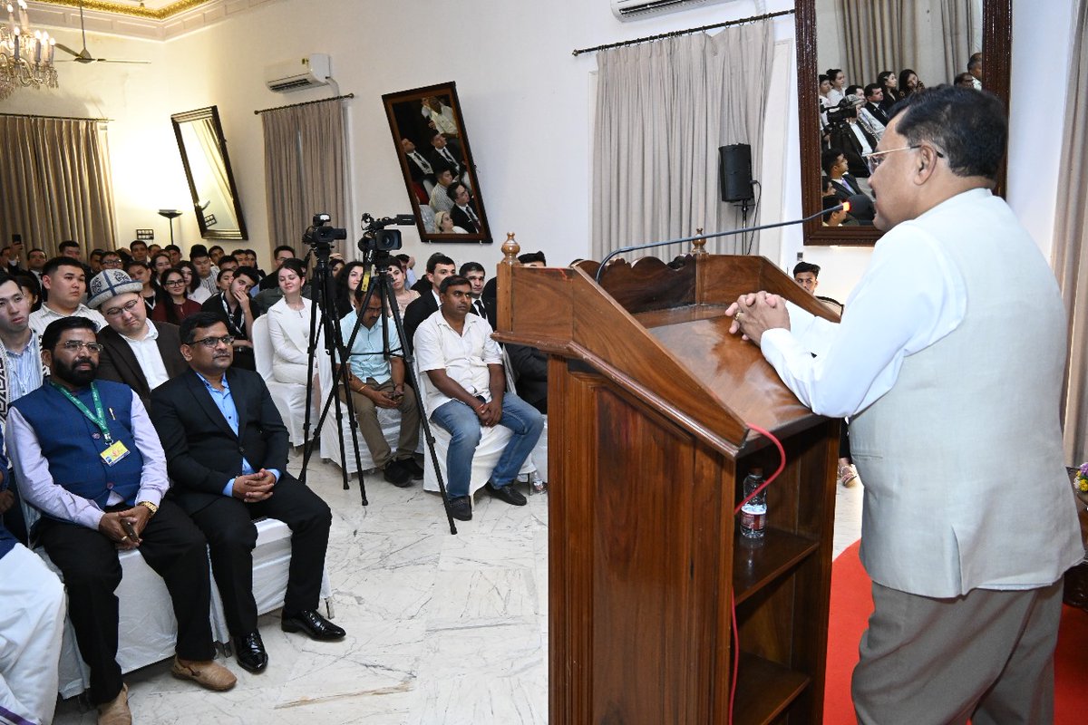 YASMinistry's tweet photo. An insightful interaction and experience-sharing session took place as #CentralAsiaYouthDelegation met the Hon'ble Governor of Goa. The Hon'ble Governor extended his best wishes to the delegates for their journey ahead, promoting stronger cultural ties. #CAYD https://t.co/mH9o0UkSZ7