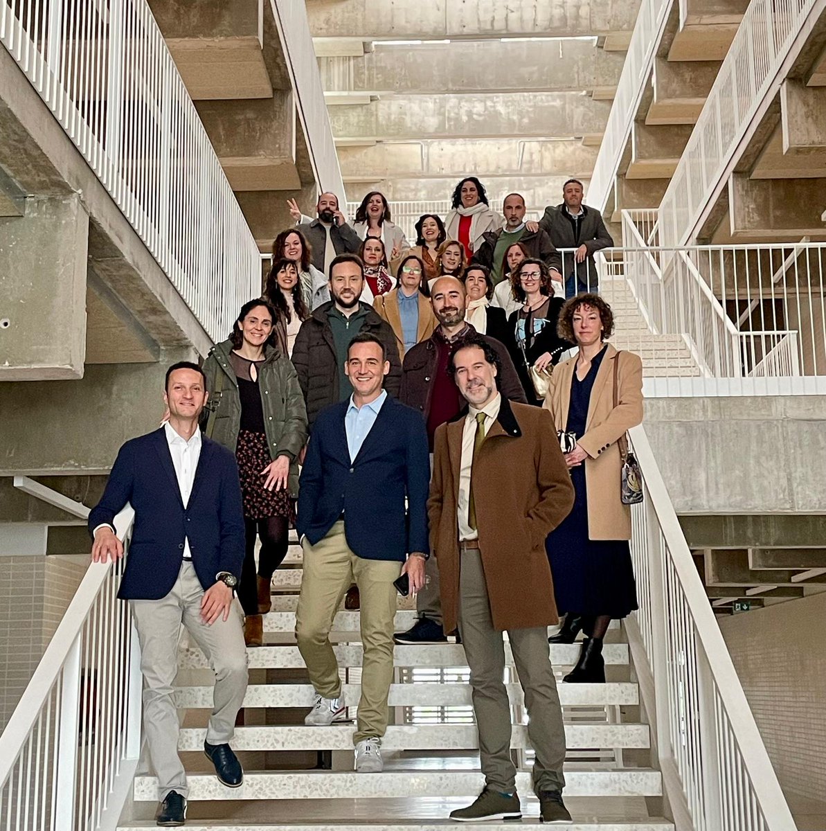 UExMedicina's tweet photo. 🎉 ¡Hito histórico en la #UEX! 🎓 Celebramos 25 años de la 1ª promoción de Fisioterapia. Exalumnados destacad@s visitaron nuestras nuevas instalaciones, compartiendo su éxito global y local. ¡Orgullosos de su legado! 👏 #FisioterapiaUEX #AlumniUEX #OrgulloUEX @COFEXT https://t.co/KyQBhXrXjT