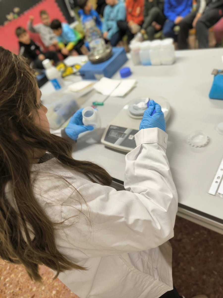 TocaLaCiencia's tweet photo. ¡Hay que ver cómo disfruta el alumnado de Primaria cuando les ponemos a hacer experimentos de química en nuestro minilaboratorio móvil! ¡Más de 100 estudiantes de 3° y 4° del #CEIPJohnLennon! 🎵
🚐💨⚗️🧲🧪🔬🔋🔦 #ElCarritoDeLaCiencia #EducaCSIC https://t.co/UI7VwZQ1w6