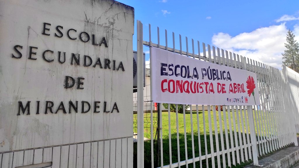 ERIS_IEP's tweet photo. El @IESTIERRA_CR en Mirandela. Hemos avanzado en la organización de los encuentros de estudiantes portugueses y españoles en España y Portugal. Además, hemos aprovechado para observar clases del sistema educativo portugués. 
@ERIS_IEP #educación #innovación https://t.co/Xf7rBrdrOj