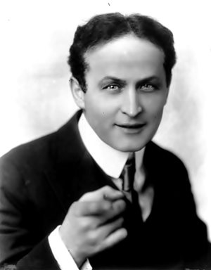 77MASH's tweet photo. #OnThisDay, 1874, born #HarryHoudini = Erik Weisz - #Escapist - #Magician https://t.co/qIIzaqTUp6