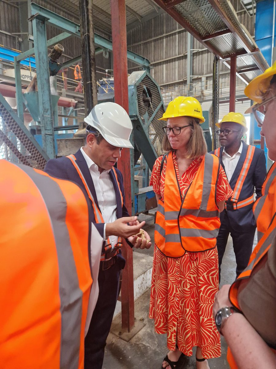 Visite de la Zone industrielle 🏭 de Glo-Djigbe 🇧🇯 avec une délégation du Port 🚢 d’Anvers-Bruges International 🇧🇪

Impressionnés par les usines modernes de transformation du coton 👕 en textile, de cajoux, soja 🌾, etc, dans le respect des normes ✅

#Wasexo 
#Belgique