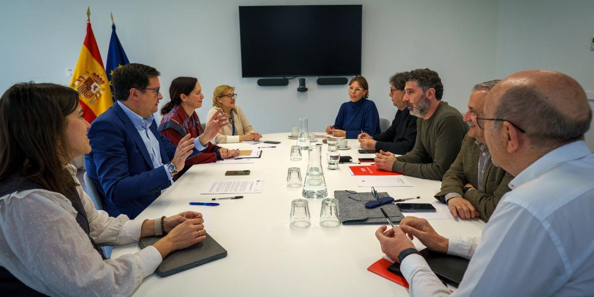 🤝Hemos logrado que el Gobierno se comprometa a implantar una tasa adicional que garantice la jubilación parcial del personal laboral del #sector #público.

💶Es necesario aprobar la subida salarial pendiente del 0,5 % para el personal público.

▶️ acortar.link/w6MIqx