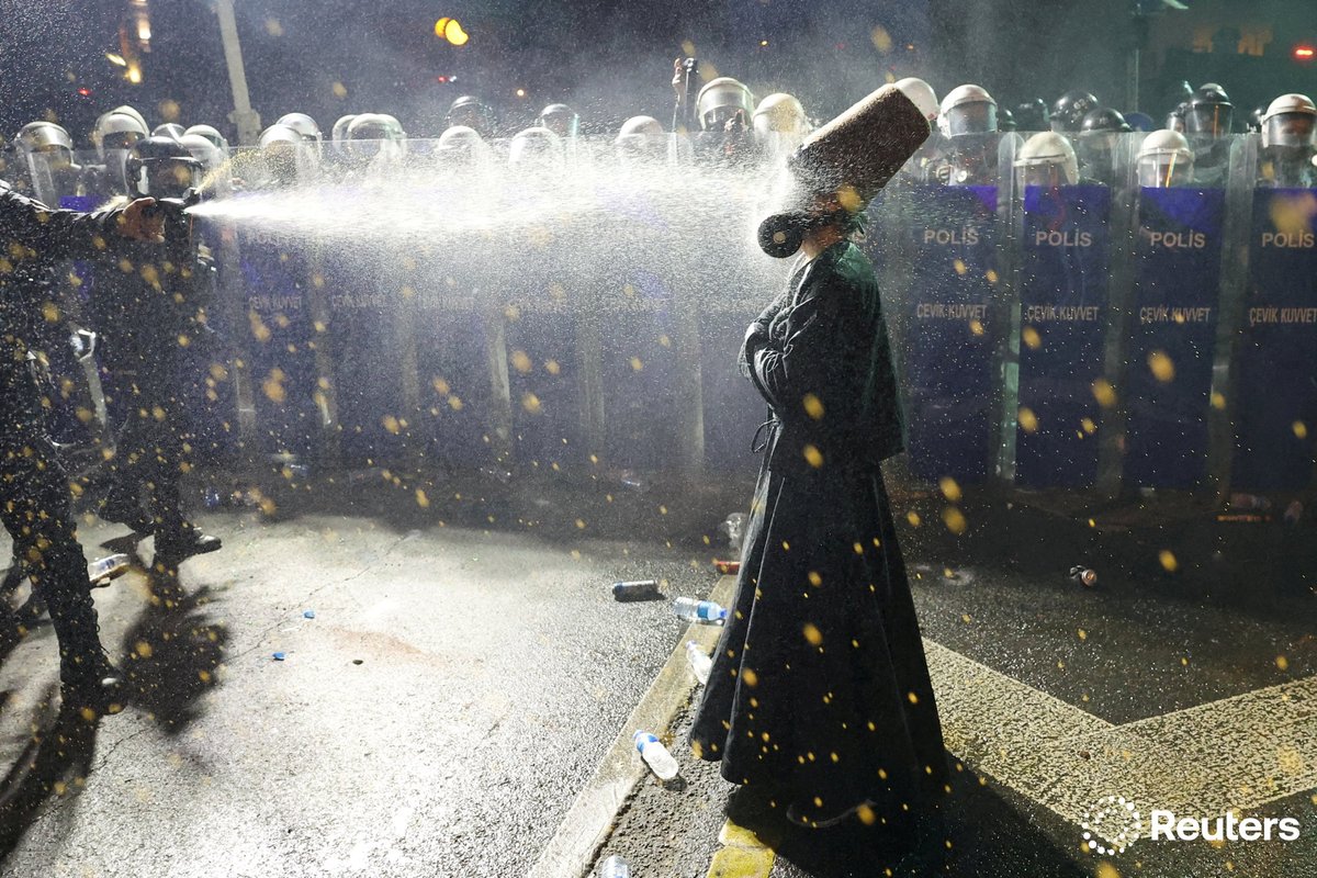 Police officers use pepper spray on a demonstrator wearing dervish clothes after Istanbul Mayor Ekrem Imamoglu was jailed as part of a corruption investigation, in Istanbul, Turkey reut.rs/4iWB3l1 📷 Umit Bektas