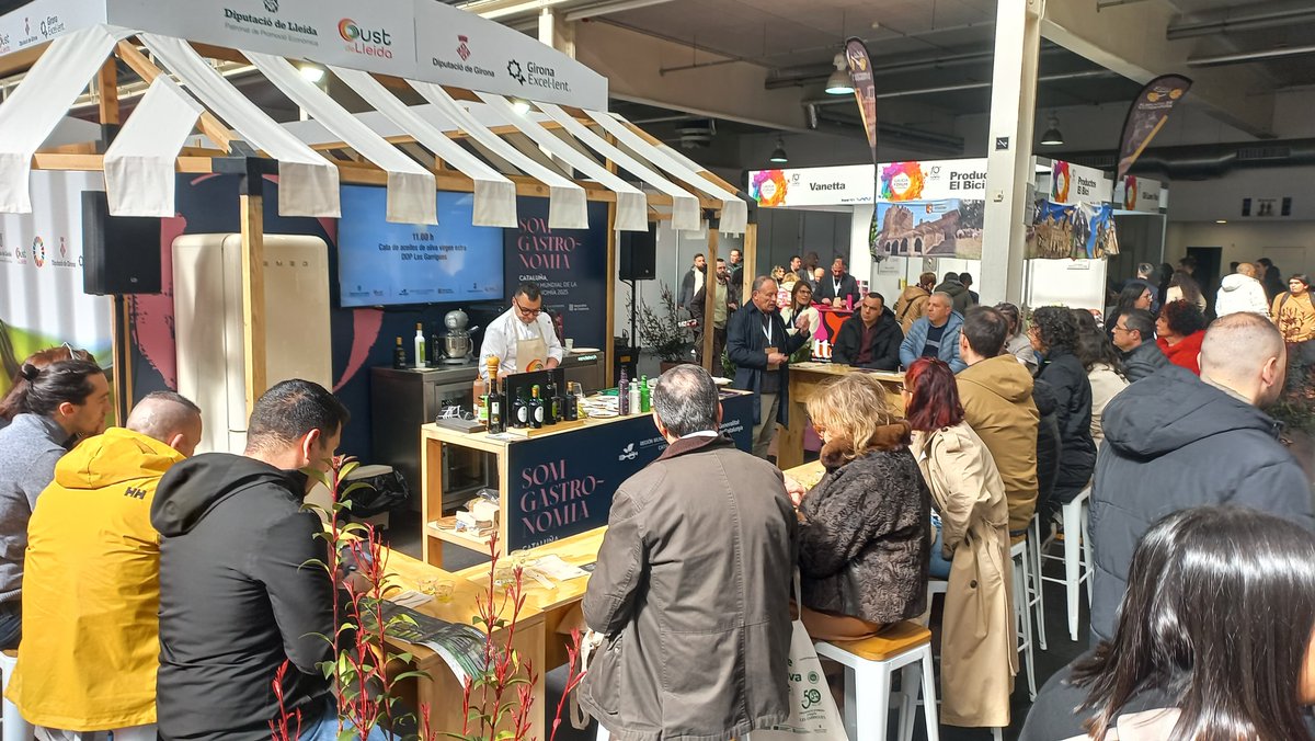 Promo_Economica's tweet photo. 📣‘Gust de Lleida’ triomfa al @GaliciaForum amb els olis de la @DOPLesGarrigues

👉La segona jornada de la fira ha comptat amb la presència del vicepresident de @promo_economica, @jordi_verdu, i s’han dut a terme tastos d’oli i de la @DOPperadelleida

🔗https://t.co/LjuLdmdcn3 https://t.co/aUQbegYQJB