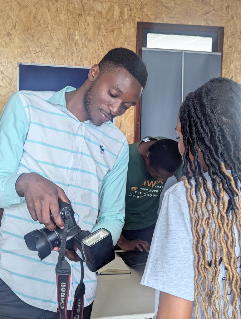 Dans le cadre d'implémentation de la 2e phase du <a href="/msigreatlakes/">Movement Strategy in Africa Great Lakes</a>, <a href="/WikimediaRDC/">Wikimedia RDC</a> a organisé un atelier de formation sur la Photographie et <a href="/WikiCommons/">Wikimedia Commons</a>, le 22 mars à Goma.

Merci aux participants présents qui ont appris  et amélioré leur compétences en photographie et Wiki Commons.